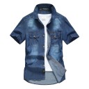 Camisa de ganga masculina de manga curta com duas bolsas no peito, com pregas, botões metálicos e costura contrastante 1