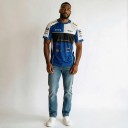 Camisa de homem de manga curta com ombros brancos e faixa preta no peito com estampado estilo camisola de equipa de motocross azul e branca 4