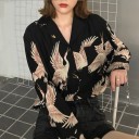 Camisa de mujer con estampado de pájaros voladores sobre fondo negro Manga larga Cuello con solapa Corte ligeramente más holgado Poliéster 2