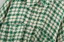 Camisa de mujer oversize de manga larga con patrón de cuadros en verde y crema, bolsillos en el pecho con solapa, bordes deshilachados, poliéster 3