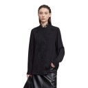 Camisa de renda feminina com mangas longas e aplicação floral ao longo do fecho com gola alta rematada em renda e barra inferior recta 1