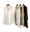Camisa de satén elegante para senhora com colarinho Corte solto com botões Blusa de poliéster de uma só cor Top estiloso para o trabalho e lazer 9