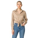 Camisa de satén para mujer de corte holgado con superficie brillante, cuello clásico, puño con botón y dobladillo recto 9