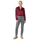 Camisa de satén para senhora com mangas longas de corte solto, superfície brilhante, colarinho clássico, punho com botão e bainha reta 22