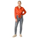 Camisa de satén para senhora com mangas longas de corte solto, superfície brilhante, colarinho clássico, punho com botão e bainha reta 15