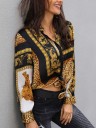 Camisa feminina com padrão de leopardo e ornamentos dourados Riscas pretas e painéis brancos Manga longa com punho Gola clássica Fecho de botões 4