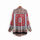 Camisa feminina de manga longa com padrão ornamental Centro vermelho com moldura azul clara Barra inferior preta Poliéster e seda 2