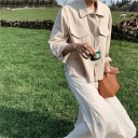 Camisa feminina em estilo de casaco com duas bolsos no peito com aba Corte reto mais curto Manga longa e larga Poliéster e algodão 3