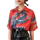 Camisa feminina larga com mangas curtas e grande estampagem de dragão na parte da frente e nas costas Corte longo Gola de camisa Poliéster 3