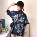 Camisa feminina larga com mangas curtas e grande estampagem de dragão na parte da frente e nas costas Corte longo Gola de camisa Poliéster 5
