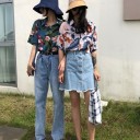 Camisa feminina solta com mangas curtas e estampado de grandes flores tropicais e folhas. Gola aberta. Fecho de botões. Algodão. 5