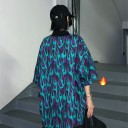 Camisa feminina solta com mangas curtas e padrão de chamas Colarinho preto Fecho de botões Material algodão e poliéster 5
