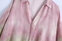 Camisa oversized feminina de manga longa Padrão batik em tons de rosa e verde-oliva Decote em V Aberturas laterais Poliéster 2