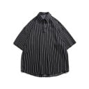 Camisa polo oversized masculina com padrão riscado vertical, mangas curtas soltas, ombros caídos e fecho de botões no pescoço 3