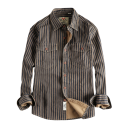 Camisa retro riscada de homem com mangas longas, duas bolsas no peito com aba, colarinho clássico e botões ao longo de toda a extensão 4