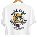 Camiseta branca de manga curta com estampado de motociclista de gato com capacete amarelo e chaves cruzadas nas costas e inscrição no peito 8