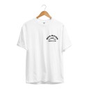 Camiseta branca de manga curta com estampado de motociclista de gato com capacete amarelo e chaves cruzadas nas costas e inscrição no peito 6
