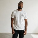 Camiseta branca de manga curta com estampado de motociclista de gato com capacete amarelo e chaves cruzadas nas costas e inscrição no peito 2