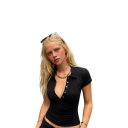 Camiseta polo crop top para mujer en color negro con escote en V, cuello y botones, top corto de poliéster de estilo moderno 3