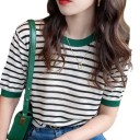 Camiseta riscada de mulher com mangas curtas Suéter elegante com decote redondo Top de moda para lazer na cidade e no escritório 3