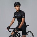 Camisola de Ciclismo Masculina de Manga Curta com Zíper Total 90 % poliéster e 10 % Lycra Preta com detalhes em cinza e amarelo 3