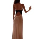 Camisola de noite longa em satin para senhora com corpete rendado e decote profundo em V com alças finas e saia fluida até aos tornozelos 5