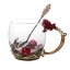 Cană de sticlă și lingură cu trandafiri 5