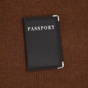 Capa de passaporte com o texto prateado Passport e capas de canto em couro PU com superfície levemente texturizada Costuras nas bordas 2
