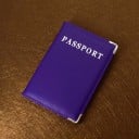 Capa de passaporte com o texto prateado Passport e capas de canto em couro PU com superfície levemente texturizada Costuras nas bordas 3