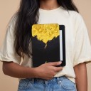 Capa flip preta e amarela de 6 polegadas para Kindle 10. geração 2019 com ilustração de figura sob coroas amarelas e a lua e com alça e película 6