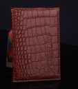 Capa para passaporte com padrão de crocodilo e inscrição em relevo Passport Pele PU brilhante Bordas cosidas Para viagens e férias 7