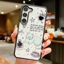 Capa transparente para Samsung A56 5G com gato branco desenhado, candeeiro, laços e estrelas. A alça para o pulso é preta com espiral e a moldura 4