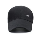 Cappellino con lettera T272 2