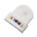 Cappello invernale con scritta colorata 2
