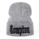 Cappello invernale con scritta Compton 5