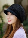 Cappello invernale da donna in pelliccia sintetica con visiera lavorata a maglia Cappello caldo e peloso con motivo a treccia Acrilico e lana 9