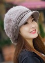 Cappello invernale da donna in pelliccia sintetica con visiera lavorata a maglia Cappello caldo e peloso con motivo a treccia Acrilico e lana 11