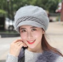 Cappello invernale da donna in pelliccia sintetica con visiera lavorata a maglia Cappello caldo e peloso con motivo a treccia Acrilico e lana 18