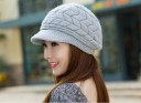 Cappello invernale da donna lavorato a maglia con visiera Foderato in morbido pile Motivo in rilievo a foglie Lana e cotone 9