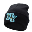Cappello invernale nero con scritta NY 2
