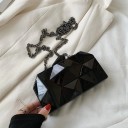 Carteira de senhora tipo clutch com superfície facetada geométrica Corpo rígido com brilho espelhado Fecho e corrente de transporte Plástico 7