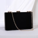 Carteira de senhora tipo clutch em forma de caixa Corpo em plástico rígido Fecho dourado e alça de corrente Linhas retas 17 x 10 x 4 cm 2