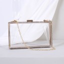 Carteira de senhora tipo clutch em forma de caixa Corpo em plástico rígido Fecho dourado e alça de corrente Linhas retas 17 x 10 x 4 cm 3