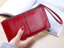Carteira de senhora tipo clutch em pele PU brilhante com alça para o pulso Fecho de zip Formato plano 18 x 11,5 cm Costura central 2