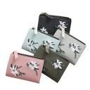 Carteira dobrável feminina com flores brancas bordadas Bolso para moedas com fecho Slots para cartões Janela transparente Couro sintético 5