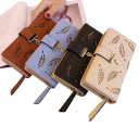 Carteira feminina 19 x 3,5 x 9,5 cm Couro sintético Várias cores com padrão de folhas douradas Fecho com zip e clip 3