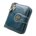 Carteira feminina em pele encerada com logotipo de flor, com pendente de trevo e bolinha no fecho, compartimentos para cartões, bolsa 3
