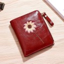 Carteira feminina pequena com flor bordada Formato compacto com fecho e alça Couro sintético brilhante e poliéster Dimensões 12 x 8 x 3 cm 4