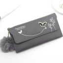 Carteira longa feminina com aba e borboleta metálica Estampado branco de borboleta com raminhos Pompom felpudo na corrente Pele PU 4
