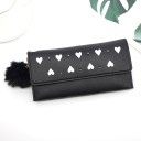 Carteira longa feminina com aba e corações brancos Tachas metálicas pequenas Pompom peludo com corrente Couro sintético 19 x 9,5 x 1,5 2